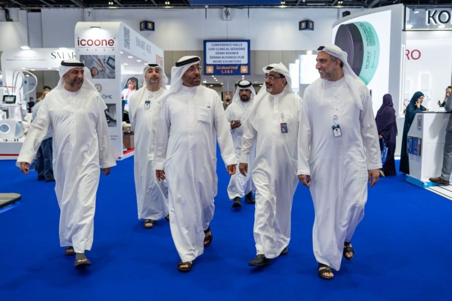 وزير الصحة يطلع على الابتكارات والتقنيات الطبية خلال “دبي ديرما 2026”