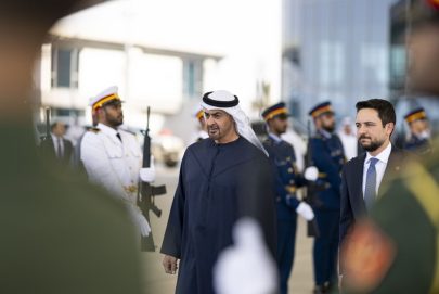 رئيس الدولة في مقدمة مستقبليه ..ملك الأردن يصل الدولة في زيارة أخوية