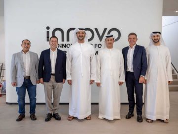 عبدالله بن طوق يزور مجموعة “إنوفو” بدبي ويطّلع على حلولها في توظيف التكنولوجيا والروبوتات