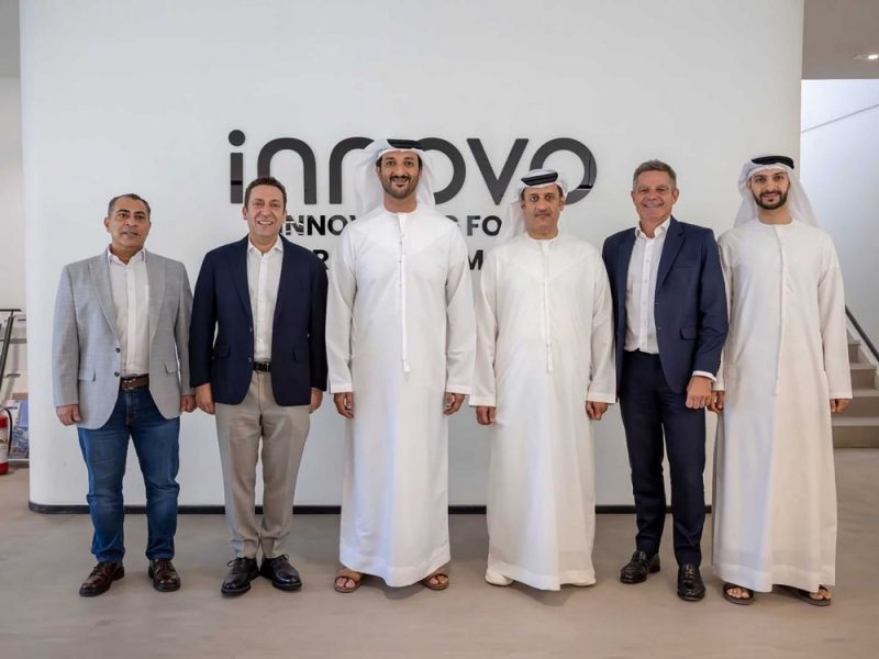 عبدالله بن طوق يزور مجموعة “إنوفو” بدبي ويطّلع على حلولها في توظيف التكنولوجيا والروبوتات