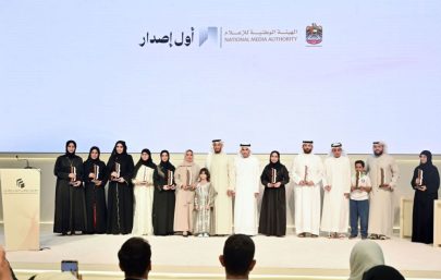 عبدالله آل حامد يكرم الفائزين في الدورة الأولى من برنامج «أول إصدار» بمعرض أبوظبي الدولي للكتاب