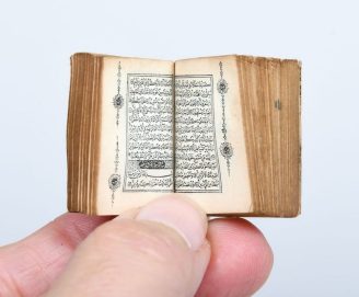 مصحف مصغر عمره 130 عاما في “معرض أبوظبي للكتاب”