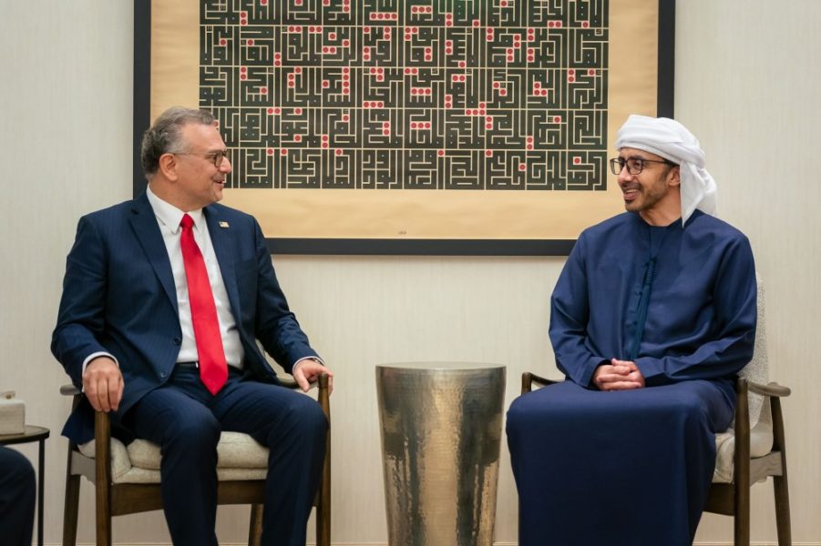 عبدالله بن زايد يستقبل مستشار الرئيس الأمريكي للشؤون العربية والأفريقية
