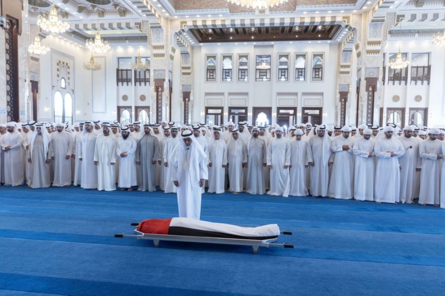 محمد بن راشد يؤدي صلاة الجنازة على جثمان أحمد بن راشد
