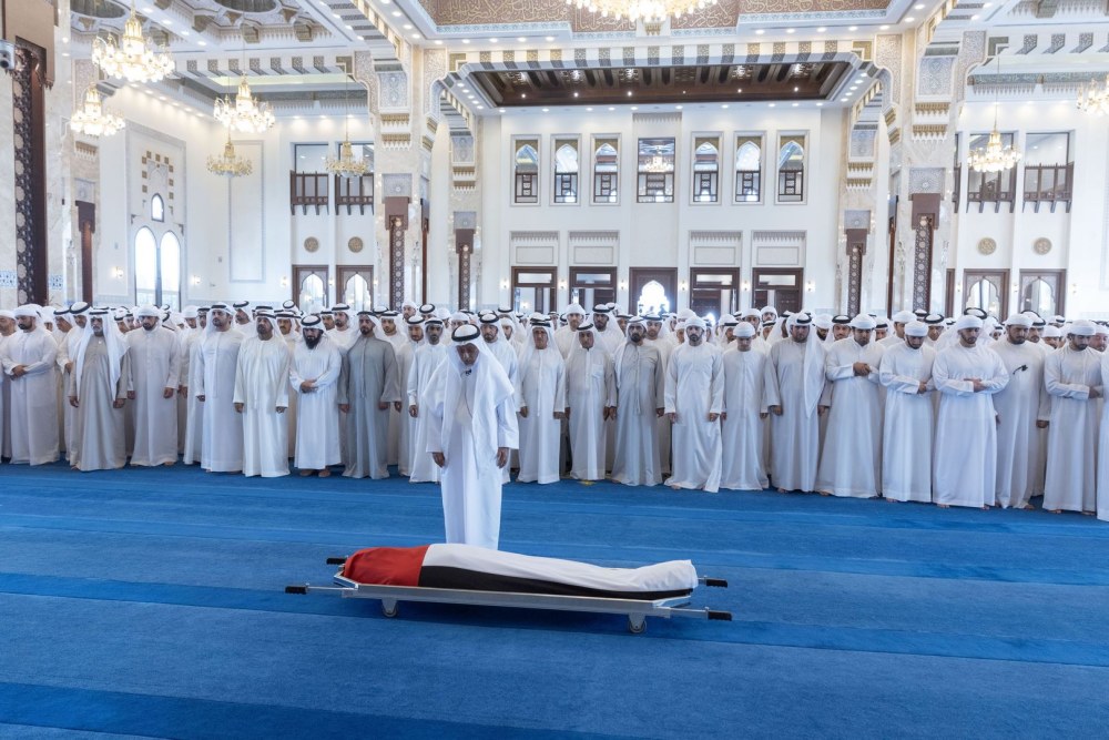 محمد بن راشد يؤدي صلاة الجنازة على جثمان أحمد بن راشد