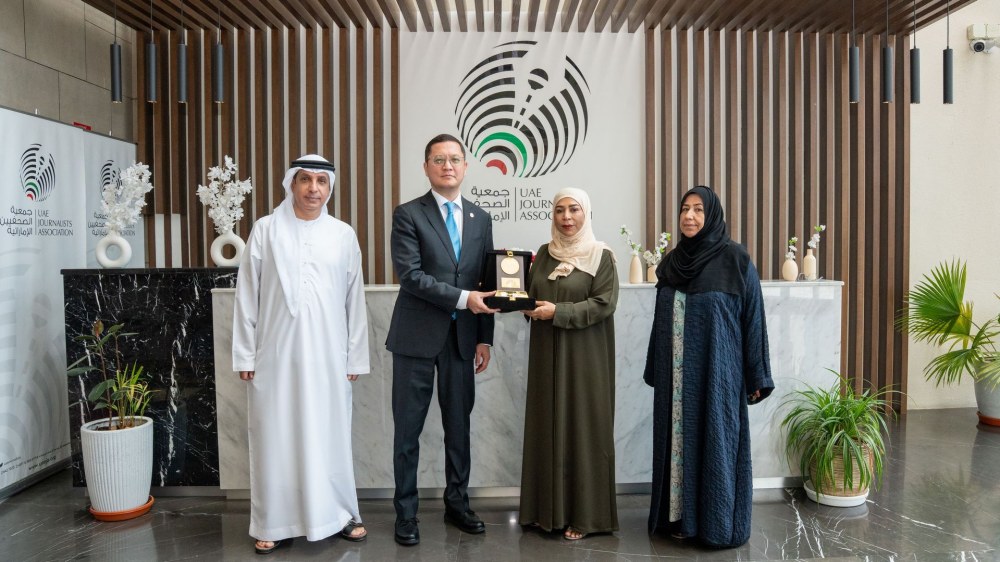 سفير جمهورية كازاخستان لدى الدولة يزور جمعية الصحفيين