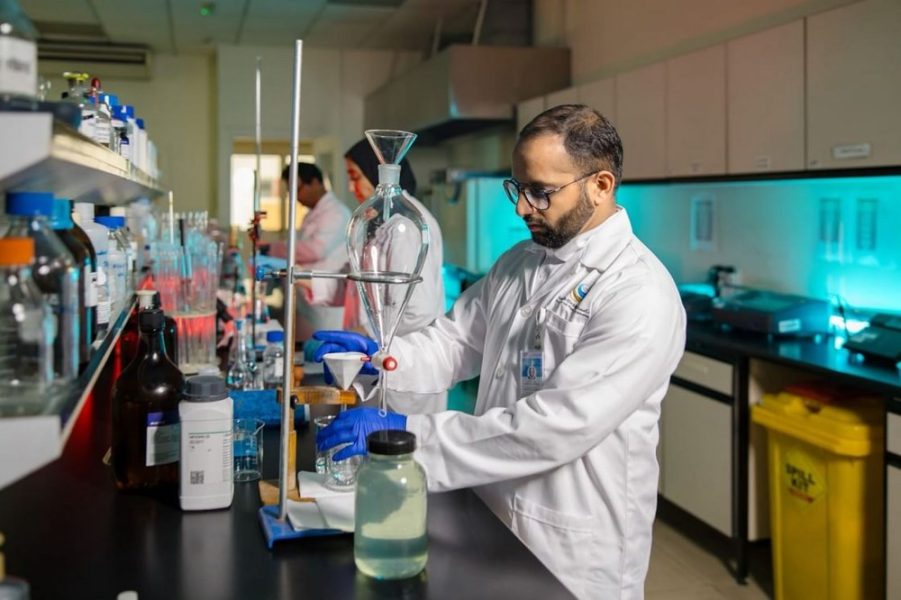 المختبر المركزي بموانئ وجمارك دبي يجري 2,459 فحصاً مخبرياً خلال النصف الأول