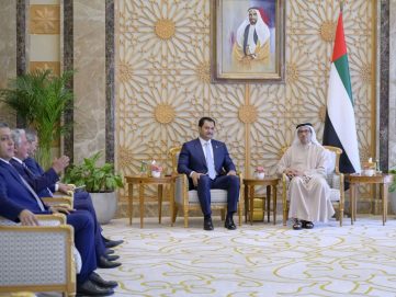 منصور بن زايد ونائب القائد العام للقوات المسلحة العربية الليبية يبحثان سبل تعزيز العلاقات بين البلدين
