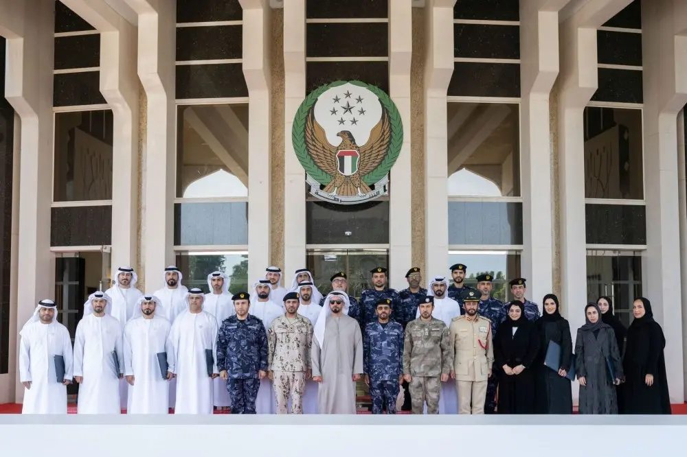 كرم فريق العملية تقديراً لجهودهم الإنسانية.. سيف بن زايد: رجال “الفارس الشهم 3” يعملون بصمت وأثرهم يتحدث عنهم