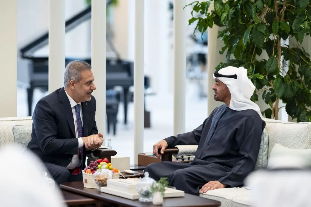 رئيس الدولة ووزير الخارجية التركي يبحثان مسارات التعاون والعمل المشترك بين البلدين