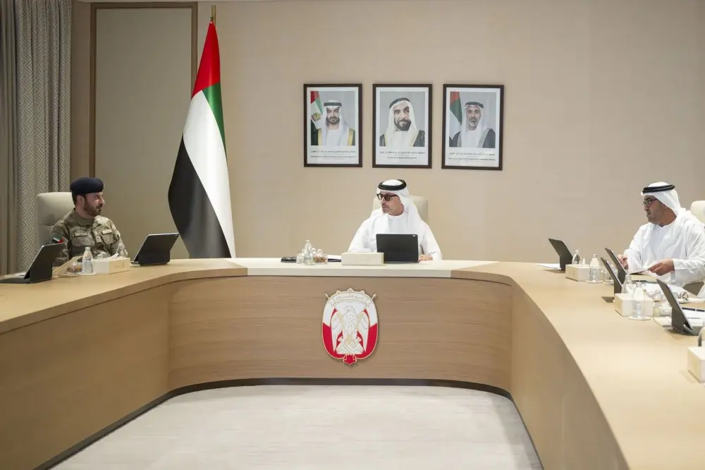 هزاع بن زايد يستقبل وفداً من شرطة أبوظبي والدفاع المدني ومركز إدارة الطوارئ والأزمات