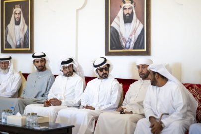 خليفة بن طحنون بن محمد وشخبوط بن نهيان يُقدِّمان واجب العزاء في وفاة سيف مبارك الخييلي