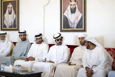 خليفة بن طحنون بن محمد وشخبوط بن نهيان يُقدِّمان واجب العزاء في وفاة سيف مبارك الخييلي