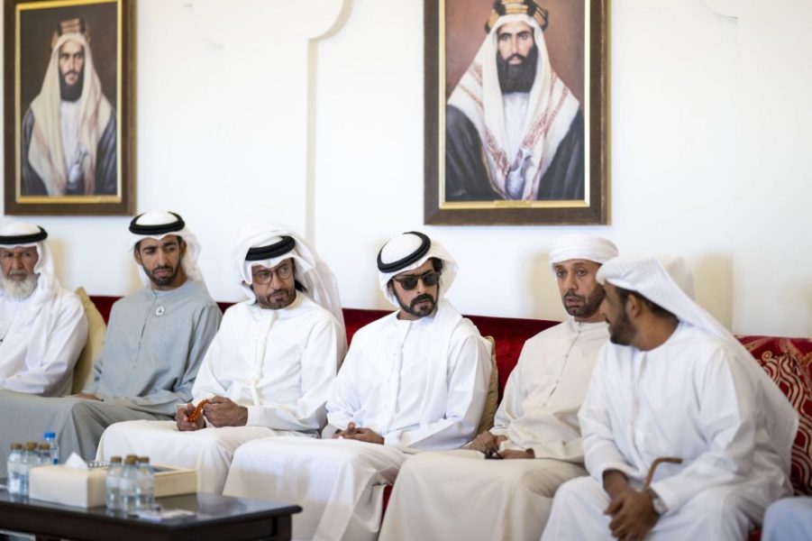 خليفة بن طحنون بن محمد وشخبوط بن نهيان يُقدِّمان واجب العزاء في وفاة سيف مبارك الخييلي