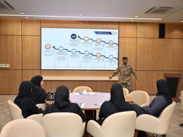 شرطة أبوظبي تُطلع وفد “التنمية الاقتصادية” على أفضل الممارسات المؤسسية
