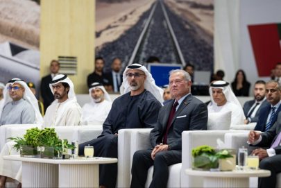 ملك الأردن وولي عهد أبوظبي يشهدان مراسم وضع حجر الأساس لمشروع سكة حديد العقبة – الشيديَّة – معان