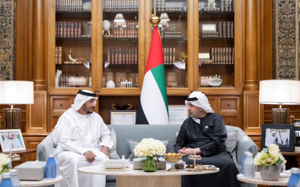 حمدان بن زايد يستقبل رئيس مجلس إدارة الهلال الأحمر ويطلع على جهود الهيئة ومبادراتها الإنسانية
