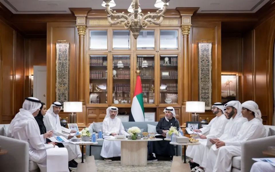 حمدان بن زايد يستقبل وفداً من مجموعة سِرح ويوجّه بتنفيذ مشاريع تنموية لخدمة أهالي جزيرة دلما