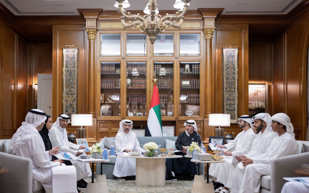 حمدان بن زايد يستقبل وفداً من مجموعة سِرح ويوجّه بتنفيذ مشاريع تنموية لخدمة أهالي جزيرة دلما