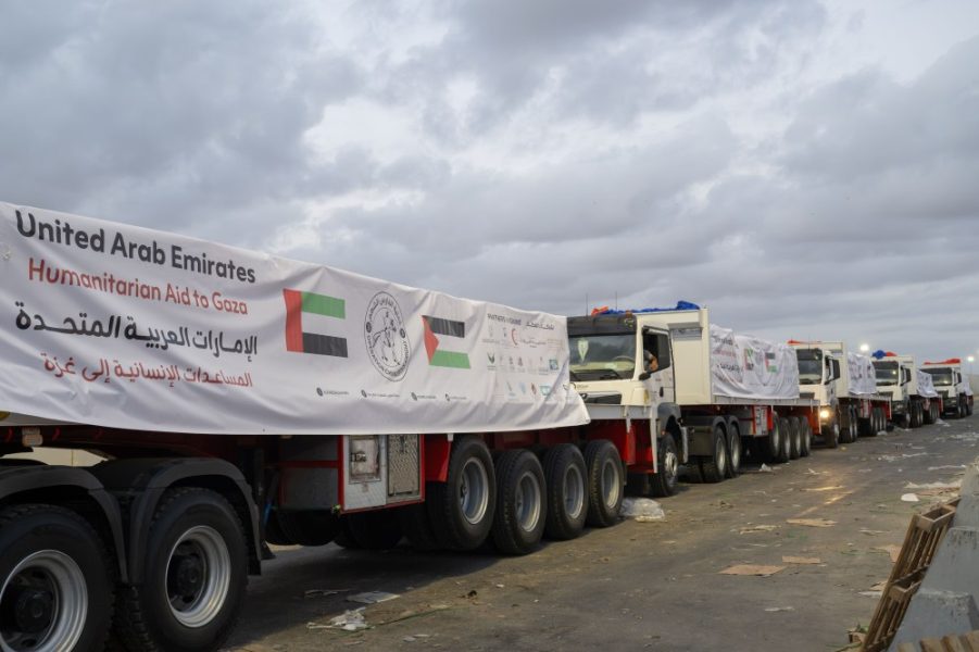 ضمن عملية “الفارس الشهم 3”.. دخول قافلتي مساعدات إماراتية إلى قطاع غزة تحملان 259 طنًا من المواد الغذائية