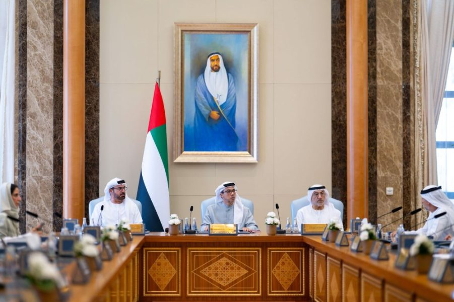 برئاسة منصور بن زايد.. المجلس الوزاري للذكاء الاصطناعي والتنمية يستعرض مستجدات المنظومة التقنية الوطنية للذكاء الاصطناعي المساعد