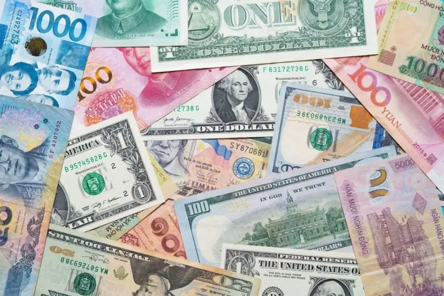 الدولار يتراجع عن أعلى مستوى في 18 شهراً