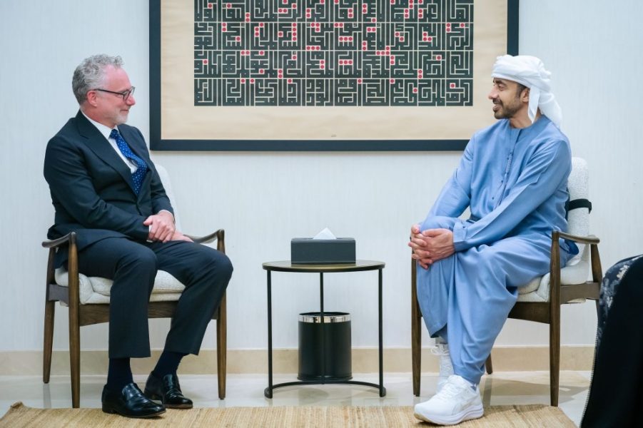 ‏عبدالله بن زايد والسكرتير الرئيسي لرئيس الوزراء الكندي يبحثان تعزيز علاقات التعاون والشراكة بين البلدين