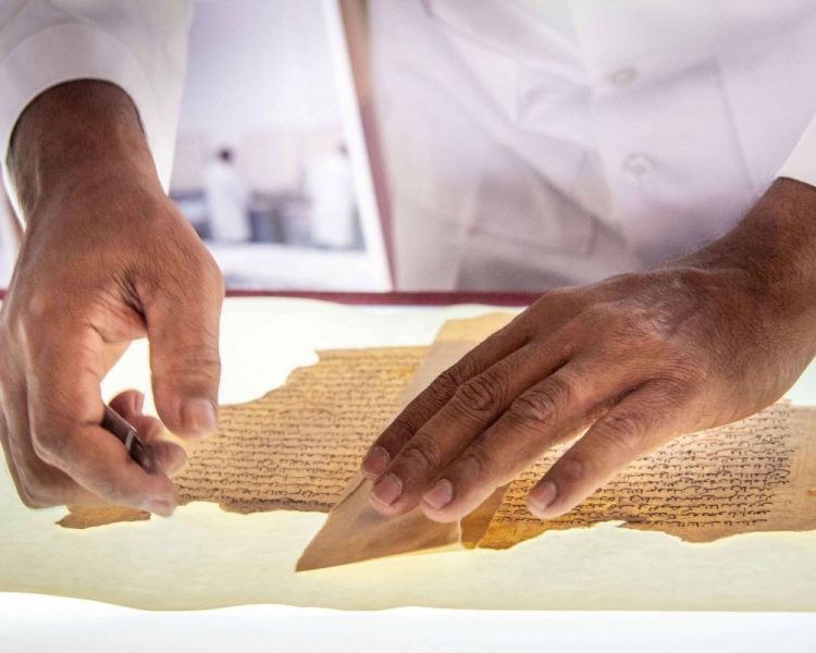 معرض يوم الوثيقة العربية بدبي يستقطب جمهوراً واسعاً من الطلبة والباحثين