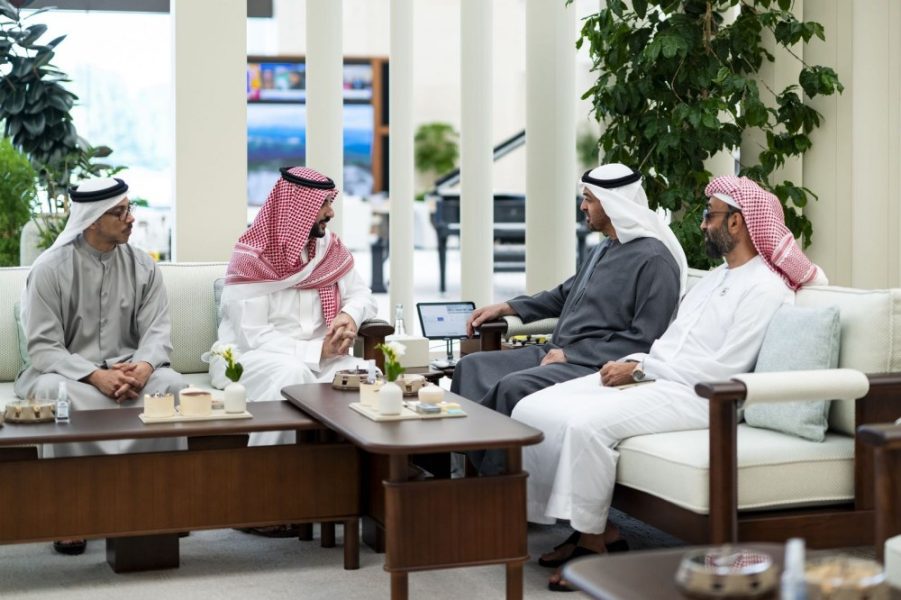 رئيس الدولة يبحث مع وزير الدفاع السعودي العلاقات الأخوية بين البلدين الشقيقين