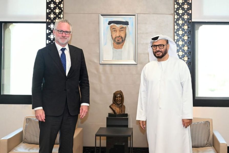 أنور قرقاش يلتقي السكرتير الرئيسي لرئيس الوزراء الكندي أنور قرقاش يلتقي السكرتير الرئيسي لرئيس الوزراء الكندي