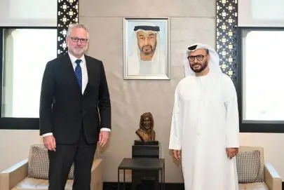 أنور قرقاش يلتقي السكرتير الرئيسي لرئيس الوزراء الكندي