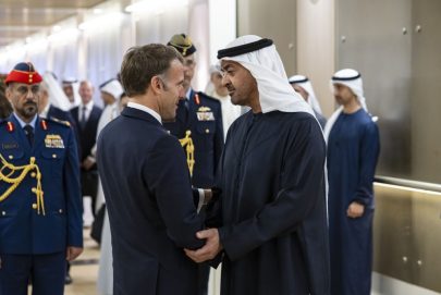 ‏ودعه ⁧‫رئيس الدولة‬⁩.. الرئيس الفرنسي يغادر البلاد في ختام زيارته الرسمية