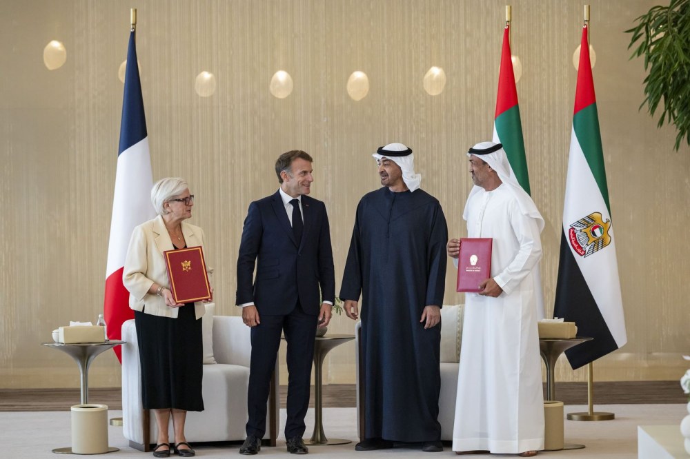 رئيس الدولة والرئيس الفرنسي يشهدان إعلان إطار عمل الشراكة الدفاعية الإستراتيجية بين البلدين