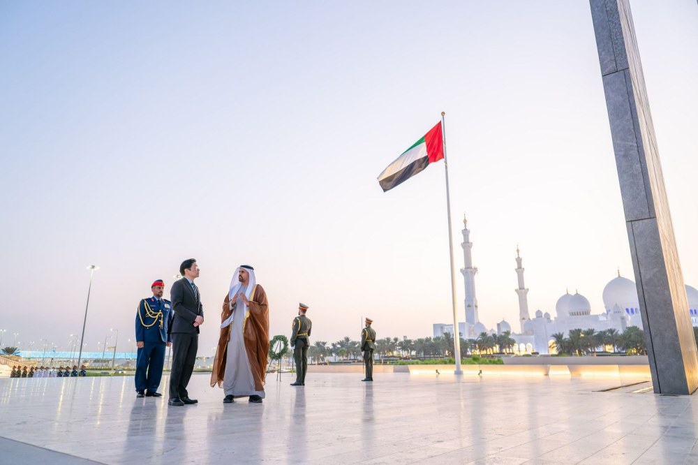 ذياب بن محمد بن زايد يستقبل رئيس وزراء سنغافورة في واحة الكرامة