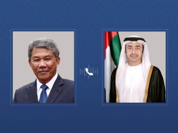 عبدالله بن زايد ووزير خارجية ماليزيا يبحثان هاتفياً العلاقات الثنائية والمستجدات الإقليمية