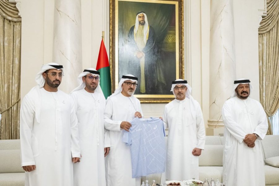 هزاع بن زايد يستقبل الشيوخ والمسؤولين والمواطنين في مجلس قصر المقام بمنطقة العين