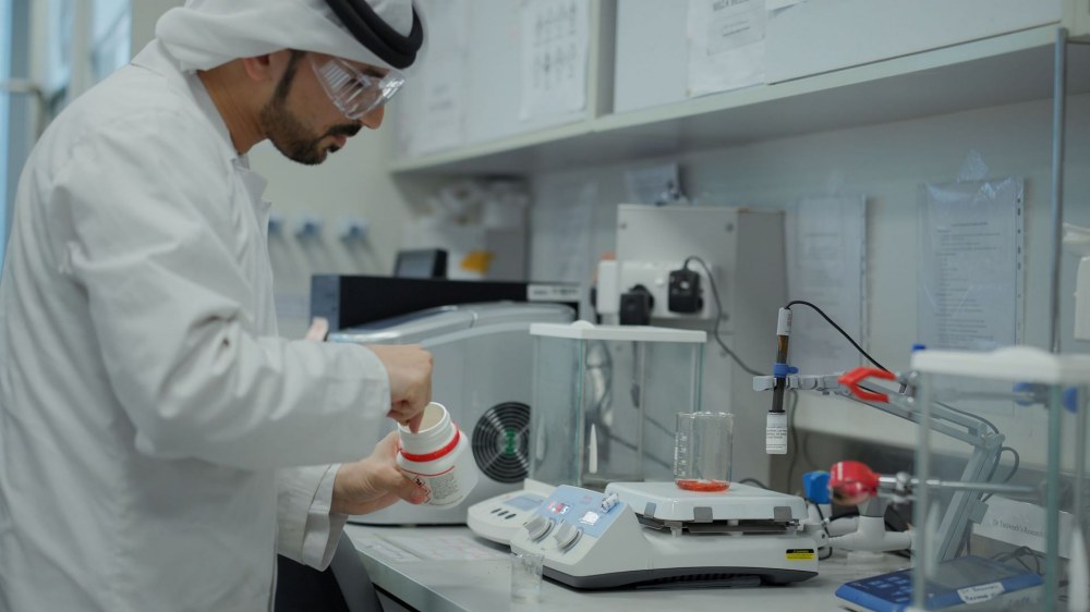 جامعة الإمارات تطوّر محفّزًا ضوئيًا لإزالة بقايا المضادات الحيوية من المياه