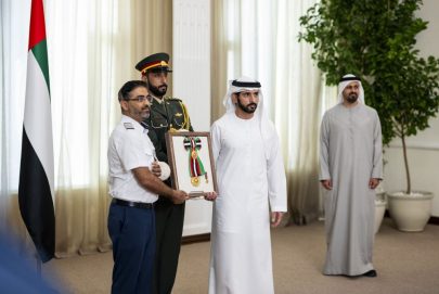 رئيس الدولة يمنح طاقم طائرة “فلاي دبي” وسام زايد الثاني