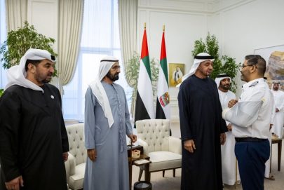رئيس الدولة يستقبل طاقم طائرة “فلاي دبي” بحضور محمد بن راشد