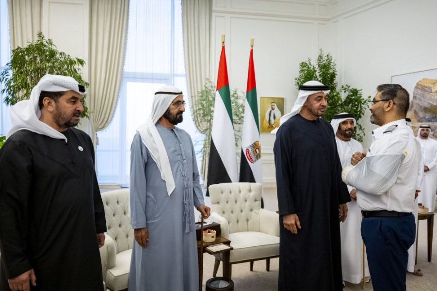 رئيس الدولة يستقبل طاقم طائرة “فلاي دبي” بحضور محمد بن راشد