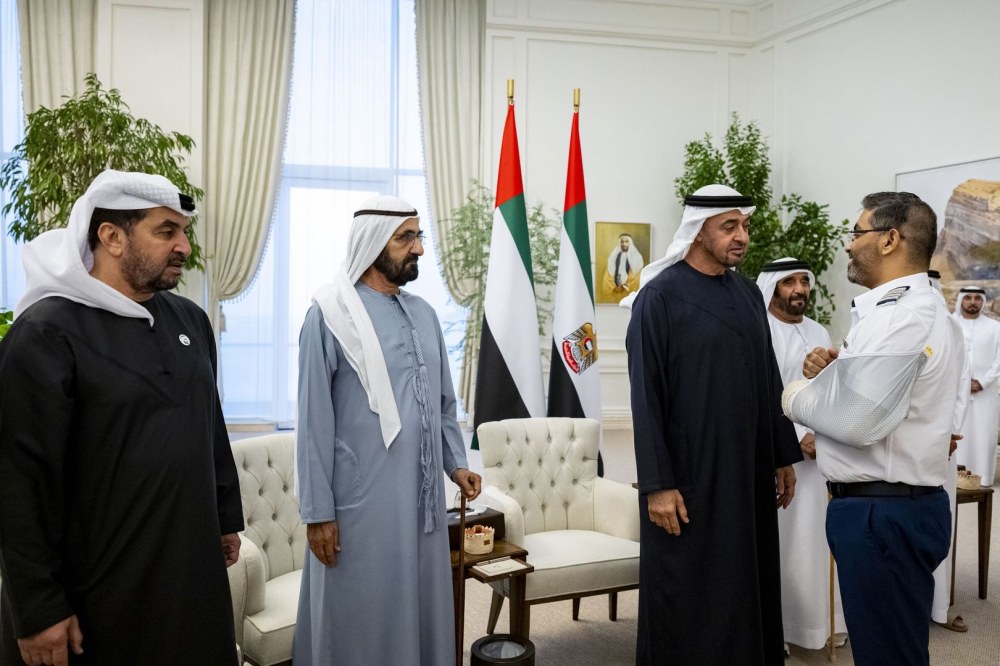 رئيس الدولة يستقبل طاقم طائرة “فلاي دبي” بحضور محمد بن راشد